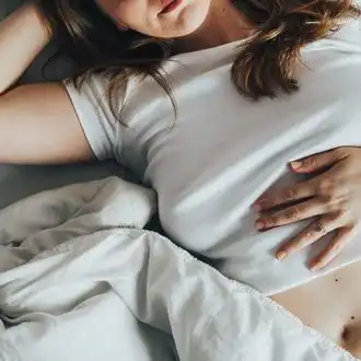 Grauhaarige Burschen finden mit dem Smartphone Spermageile Frauen in Sex Einträgen